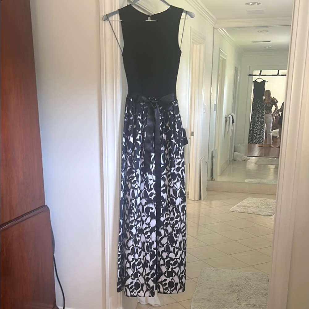 Aidan Mattox Black and White Sleeveless Sheath Maxi Dress